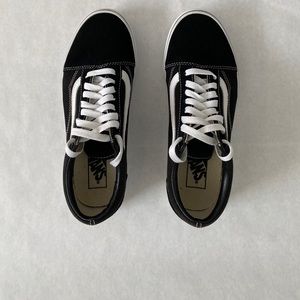 Vans Old Skool Black and White Sneaker 7.5 men/9.0 women